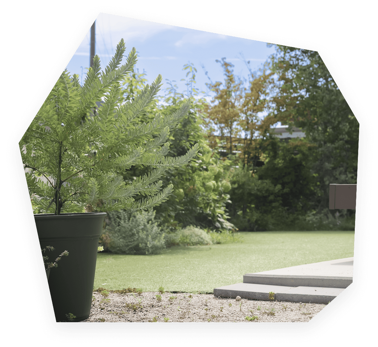 街に馴染む、上質な雰囲気を演出